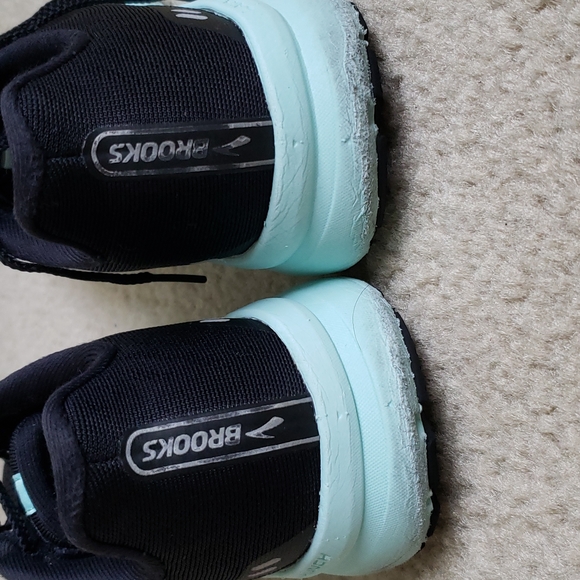 Brooks shoes - Picture 4 of 11